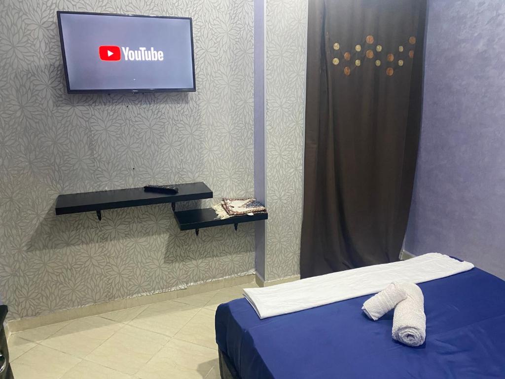 Postel nebo postele na pokoji v ubytování khouribga