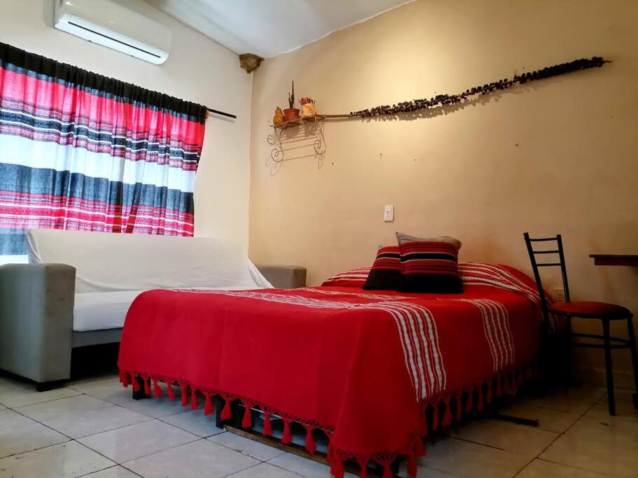 モンテレイにあるRojoMecate estudio artistico en Monterrey Ponienteのベッドルーム1室(赤い毛布付きのベッド1台付)