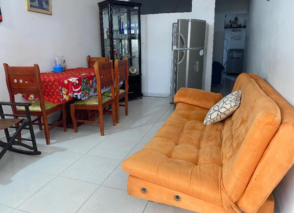 ein Wohnzimmer mit einem Sofa und einem Tisch in der Unterkunft APARTAMENTO in Florencia