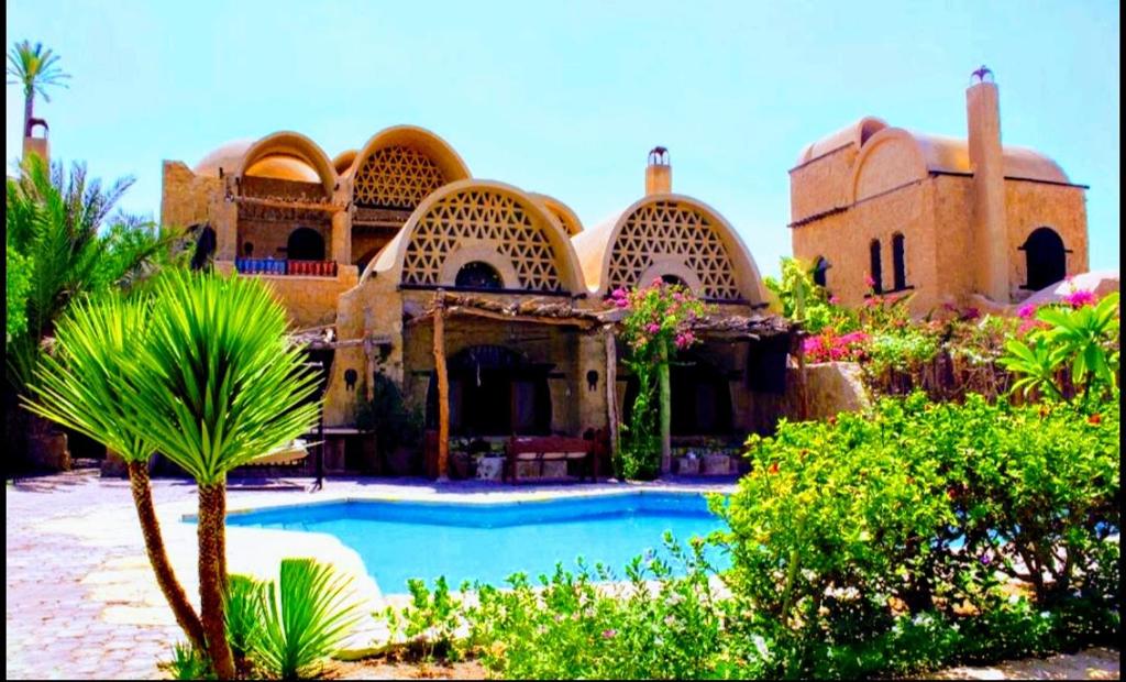 una grande casa con una piscina di fronte di Tunis Lake View a ‘Izbat an Nāmūs