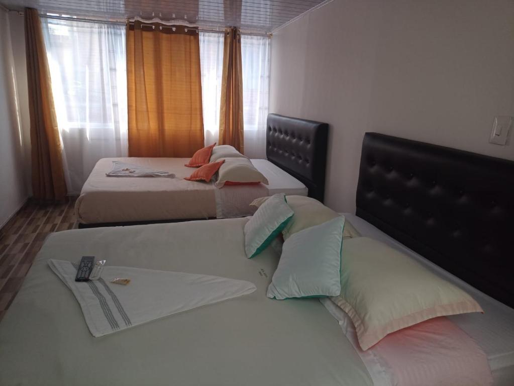 Postel nebo postele na pokoji v ubytování HOTEL BOGOTA AIRPORT DORADO