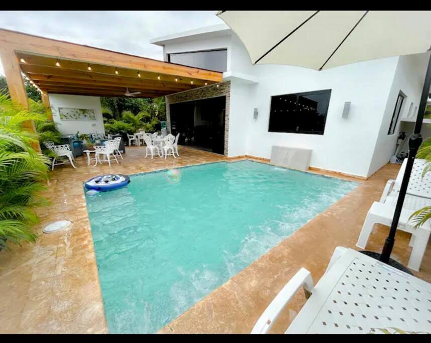 una piscina nel cortile di una casa di Beautiful Home and Pool near beach , BBQ Juan Dolio metro country Club a Juan Dolio