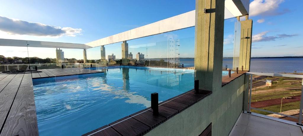 una piscina en la azotea de un edificio en Temporario Citrino De La Costanera en Posadas