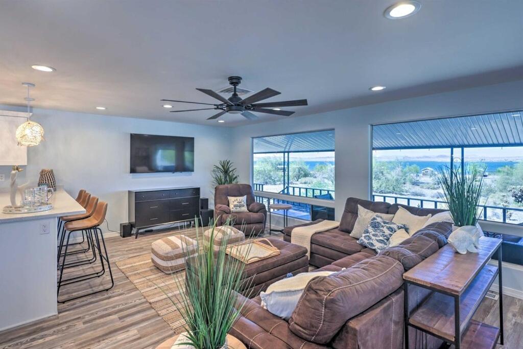 ein Wohnzimmer mit einem Sofa und einem Tisch in der Unterkunft Lush Waterfront, FamFriendly Home w/ Amazing Views! in Lake Havasu City