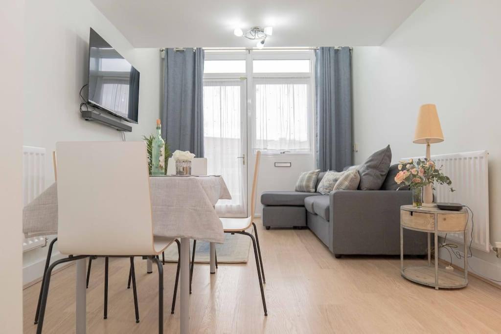 una sala de estar con un sofá y una mesa en Beautiful 2 Bed in Central Birmingham: A Hidden Gem!, en Birmingham