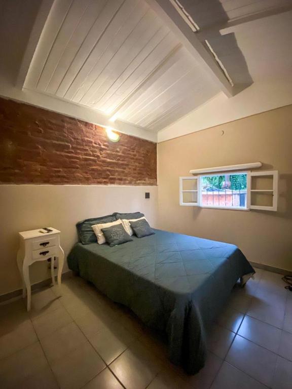 Un dormitorio con una cama azul y una ventana en Departamento Sofía in 