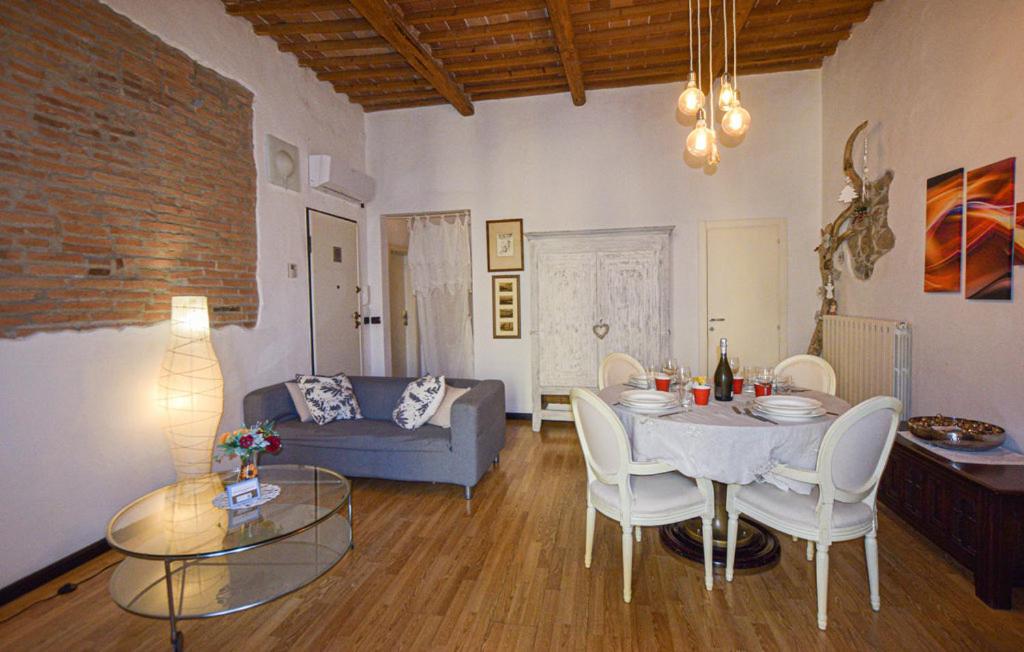 een woonkamer met een tafel en een bank bij Seashell Piombino in Piombino