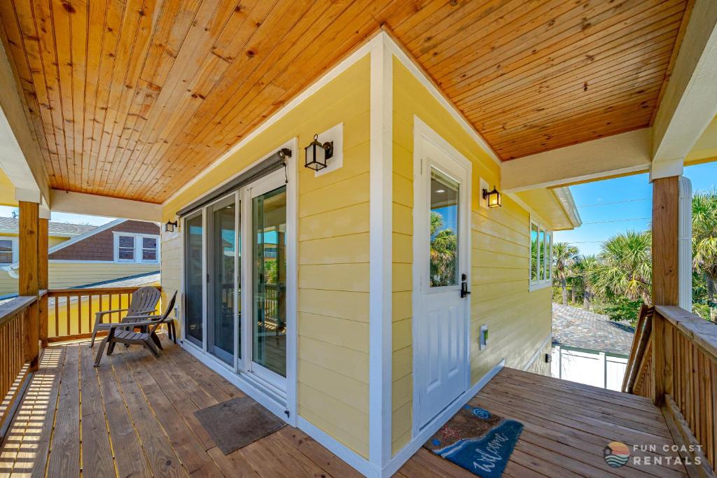 Balkón nebo terasa v ubytování Dog Friendly Loft STEPS from Beach with Gas Barbecue Grill and Upstairs Deck!