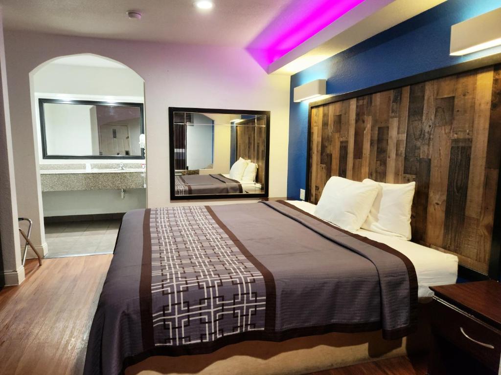Express Inn Tomball - Deluxe King Room - Non-Smoking