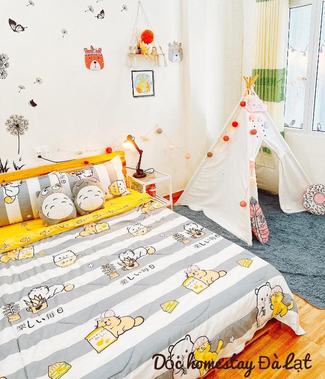 Postel nebo postele na pokoji v ubytování Dốc homestay Đà Lạt