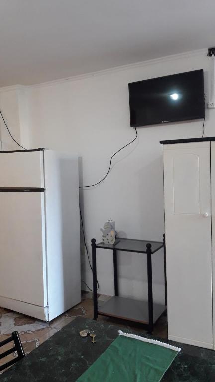 Habitación con TV colgada en la pared en Rosas Blancas en Posadas
