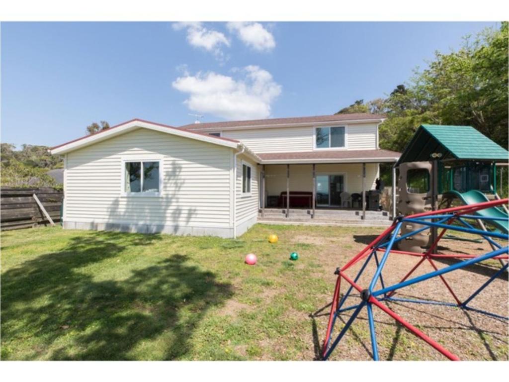 ein Haus mit Spielplatz im Hof in der Unterkunft TEA TREES - Vacation STAY 86519v in Tateyama