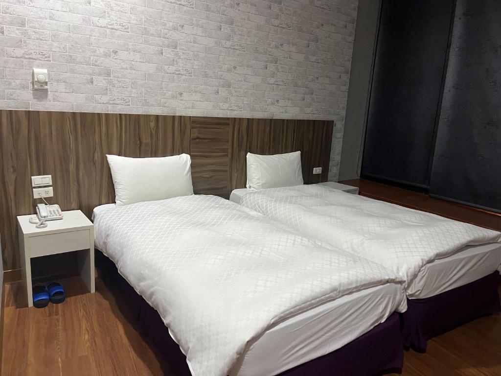 A bed or beds in a room at Tie Dao Hotel