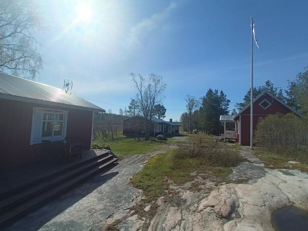 vistas a una casa y a un patio con edificios en Saaristotila Jackois, en Iniö