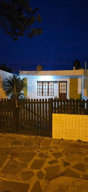 una casa blanca con una valla delante en Lo de nilda en Playa Unión
