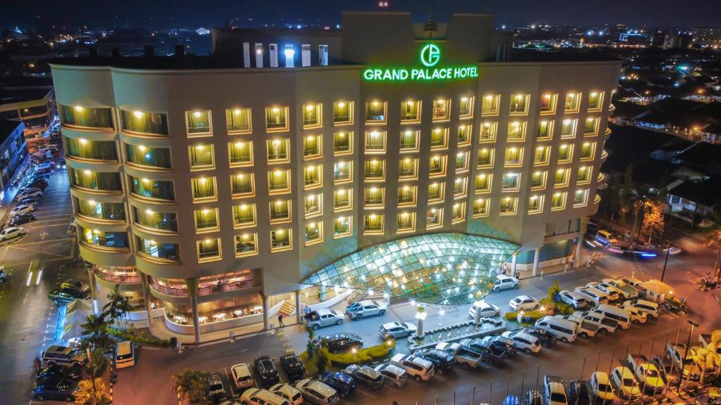 een luchtzicht op een groot paleishotel 's nachts bij Grand Palace Hotel in Miri