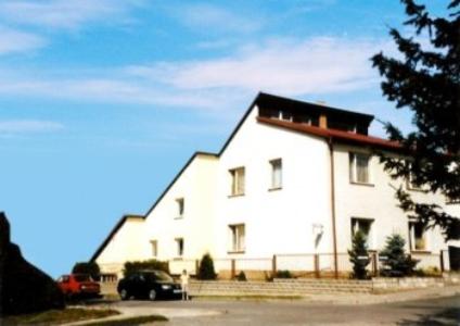 uma casa branca com um carro estacionado em frente dela em Pension Karst Blansko em Blansko