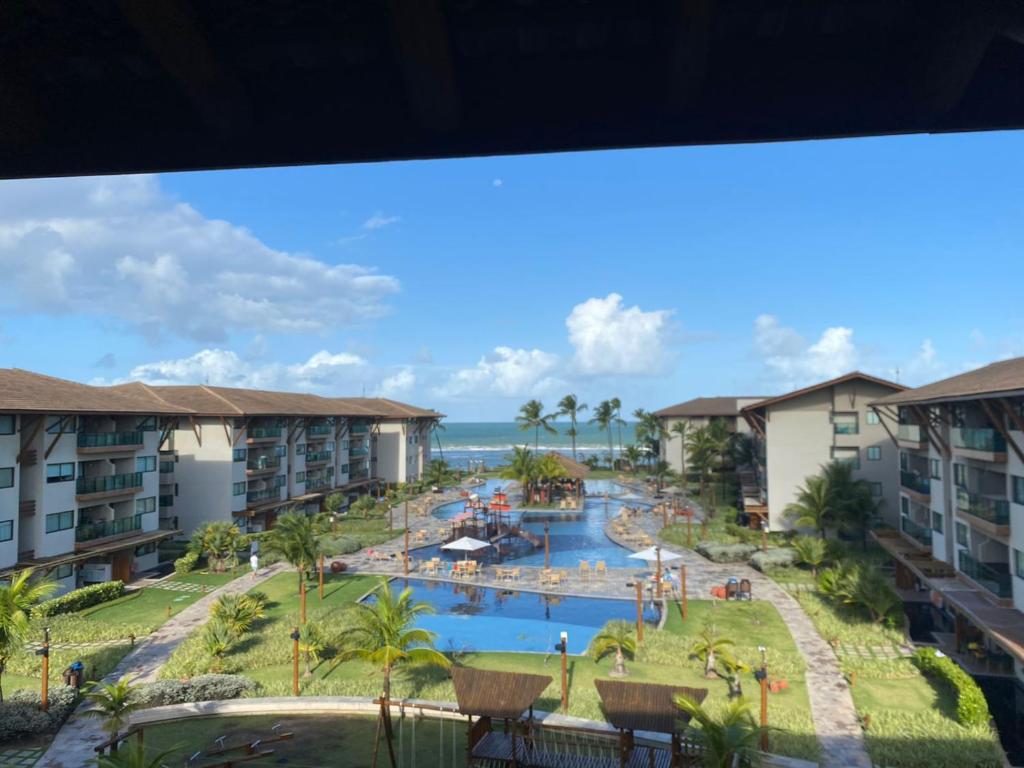 منظر المسبح في La Fleur Polinesia Residence & Resort او بالجوار