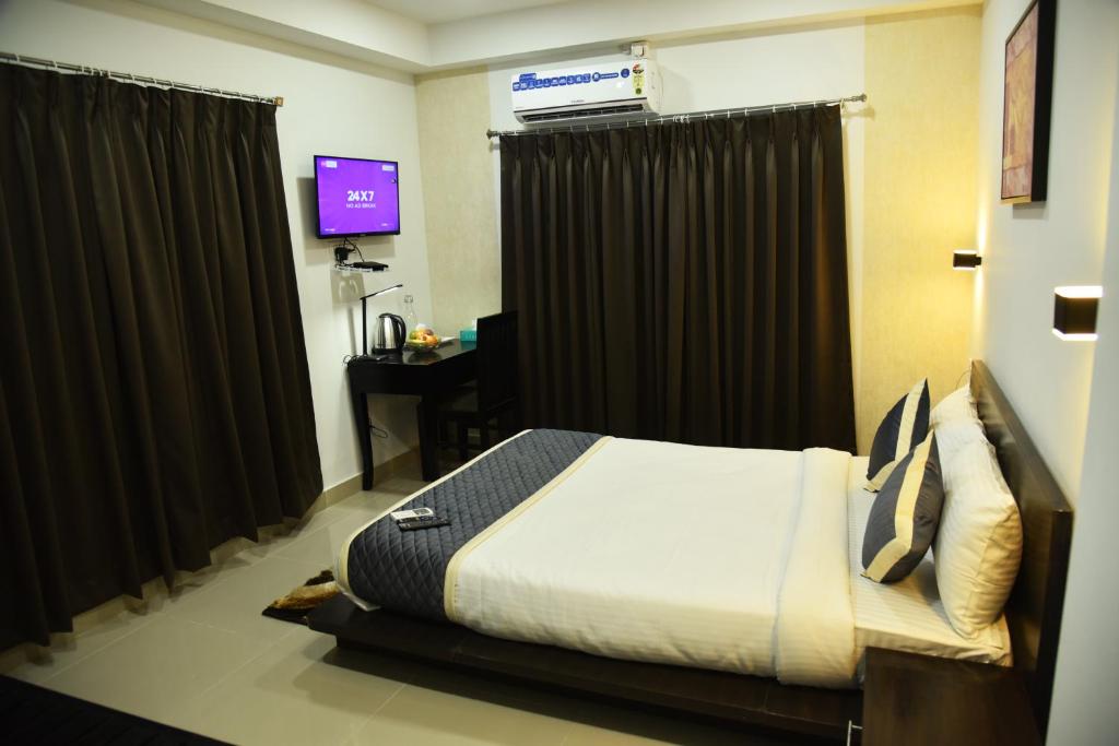 Postel nebo postele na pokoji v ubytování The Altruist Business Stays- New Town, Kolkata