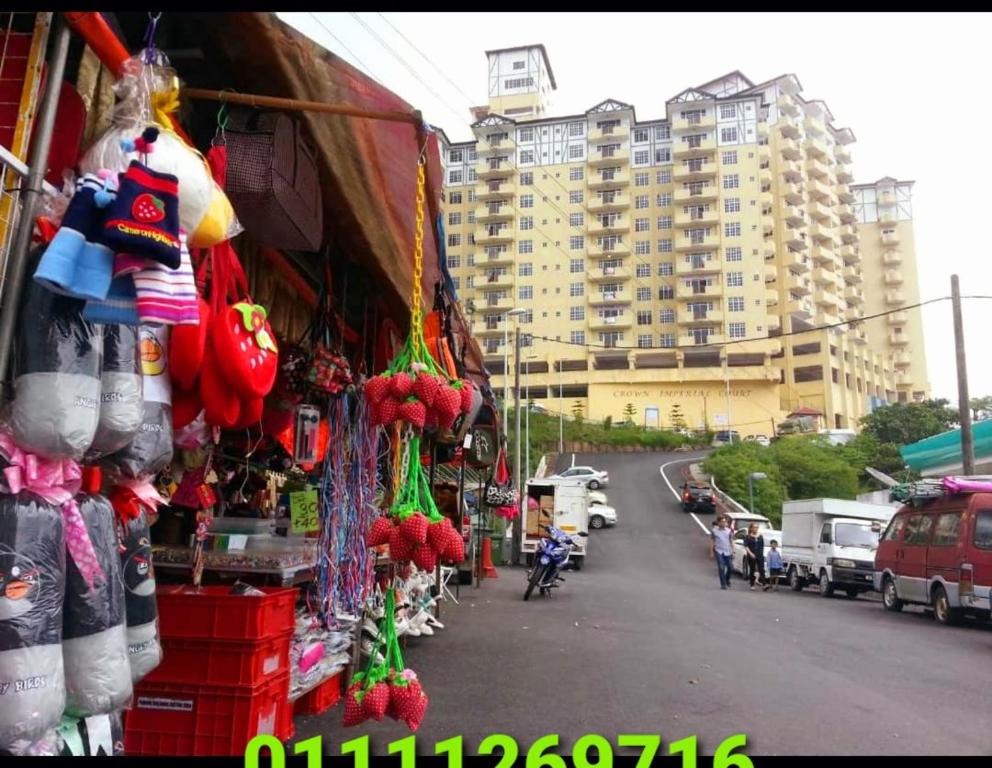un mercado con un edificio en el fondo de una calle en Crown imperial en Brinchang