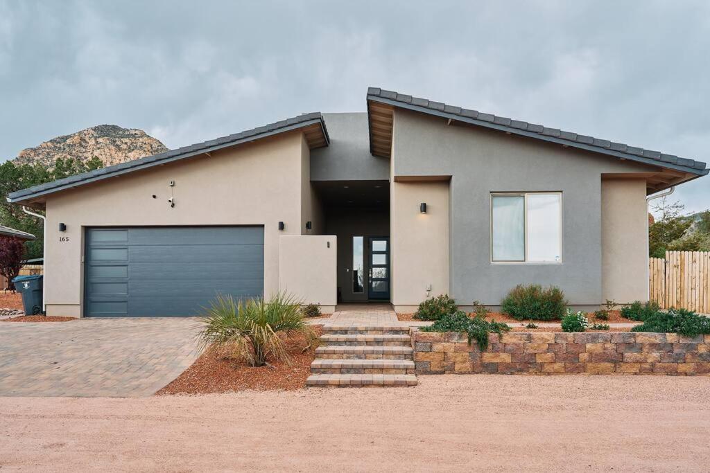 セドナにあるSedona Desert Modern - Hot Tub & Viewsの白屋