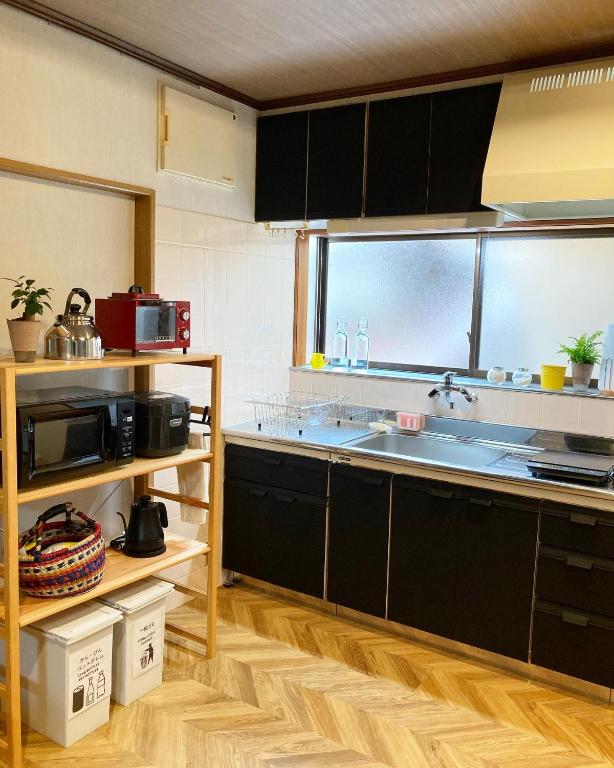 Een keuken of kitchenette bij 一棟貸し別荘つる