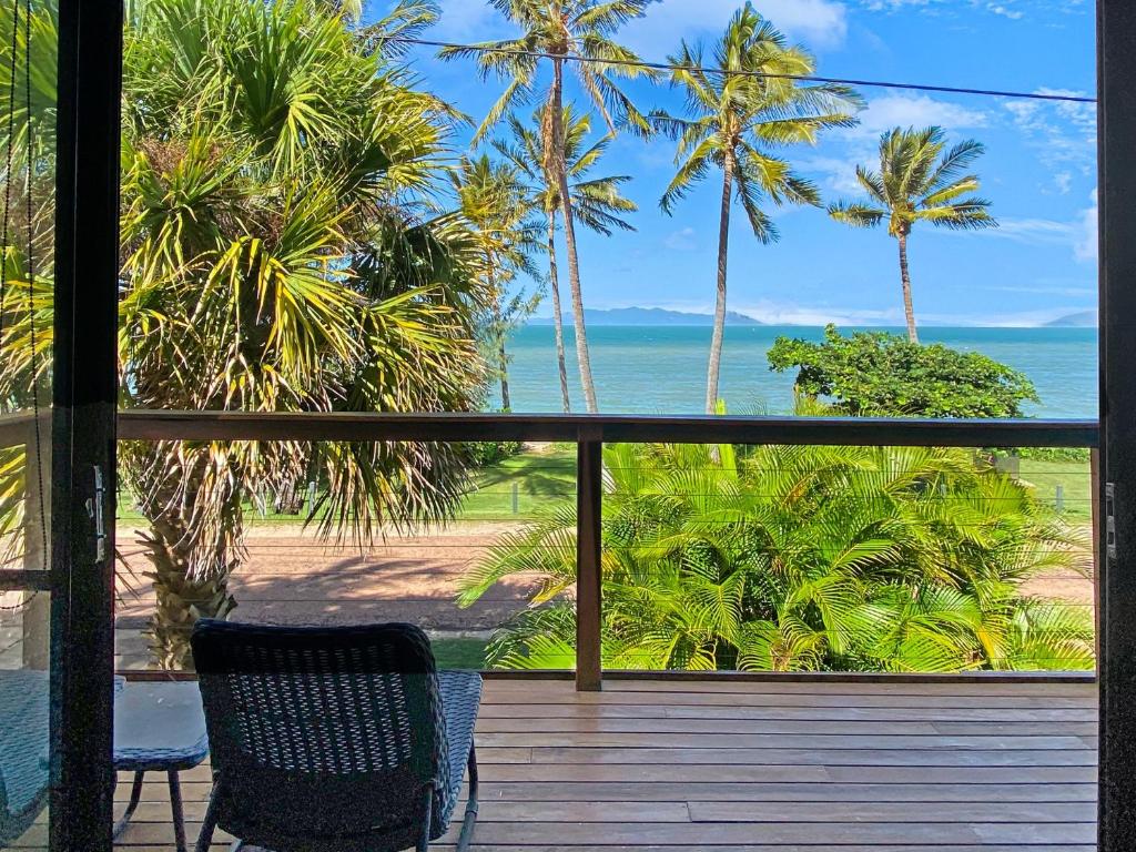 balcón con vistas al océano y a las palmeras en Beachside Palms Unit 2 en Nelly Bay