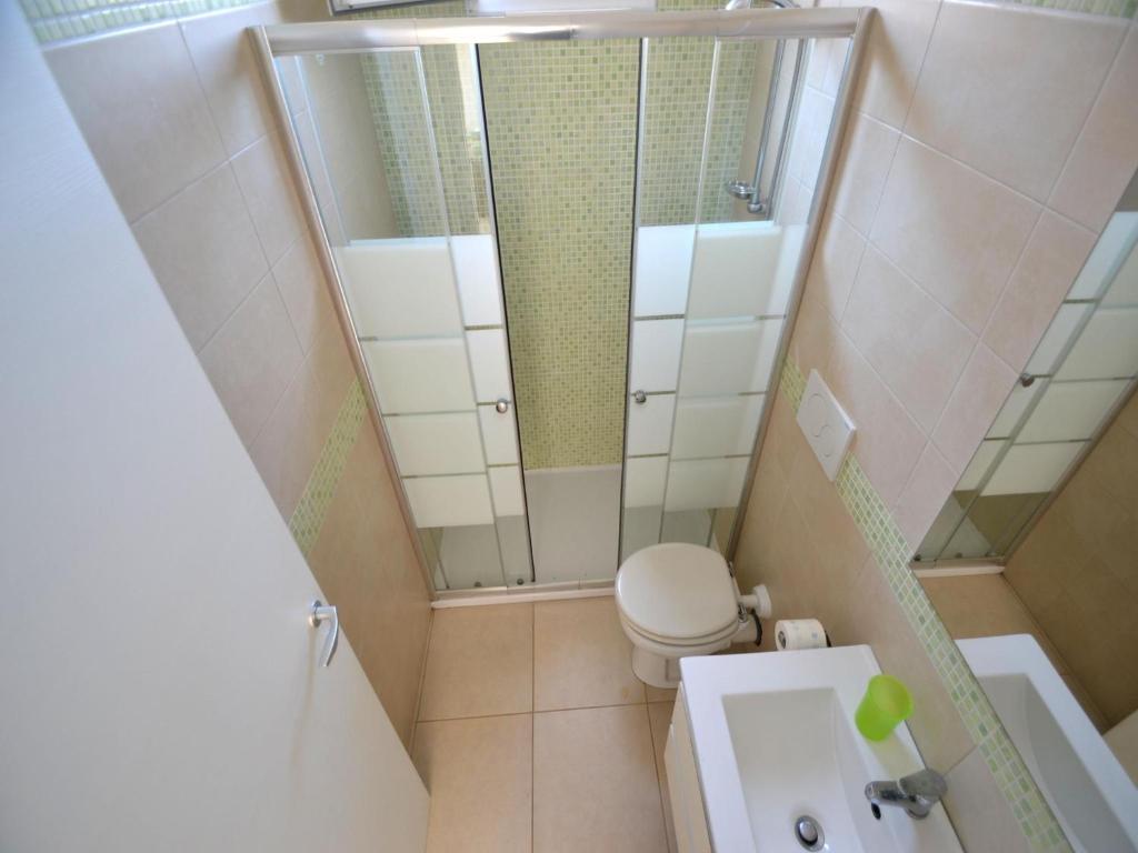 Łazienka w obiekcie Charming Apartment In Central Location With Air Conditioning Pets