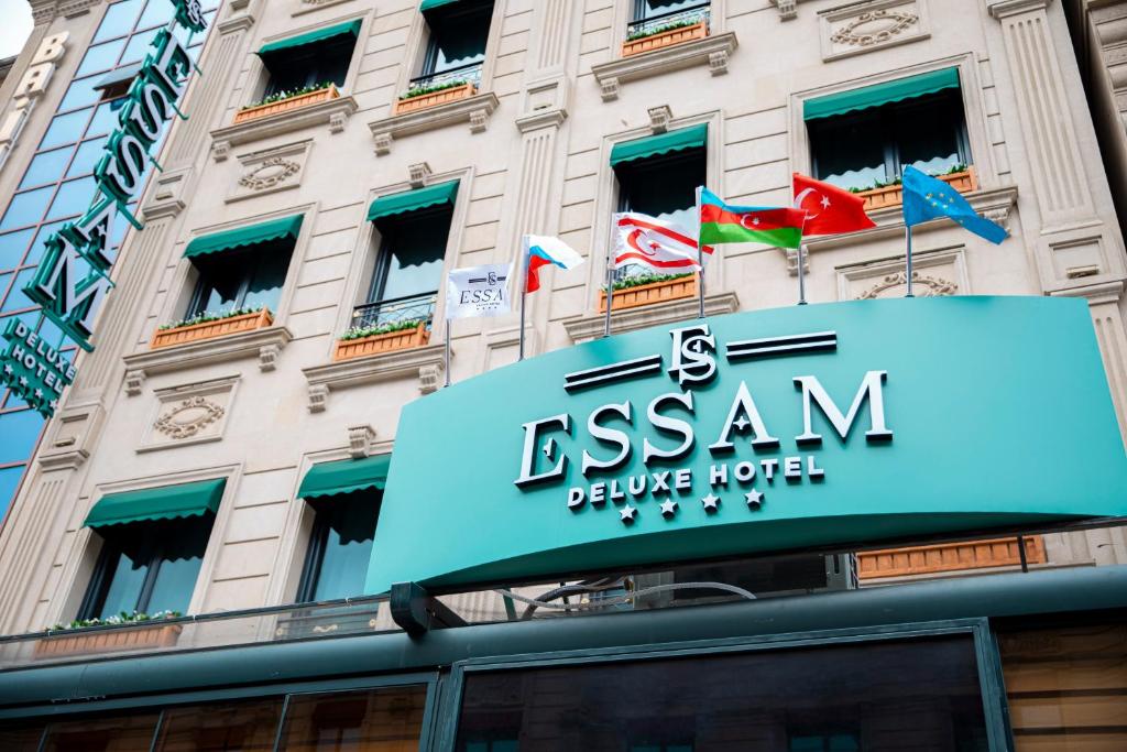um sinal para um hotel em frente a um edifício em Essam Deluxe Hotel em Baku