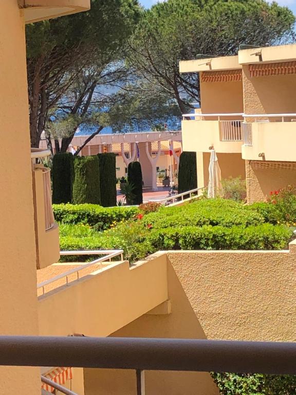 vista dal balcone di un edificio di Un grand studio face au port de Santa Lucia a Saint-Raphaël