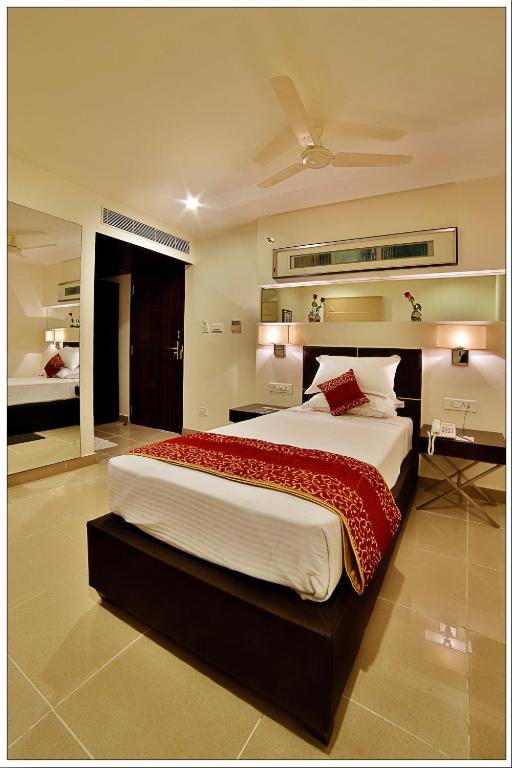 a large bedroom with a large bed and a desk at SVN GRAND in Kākināda