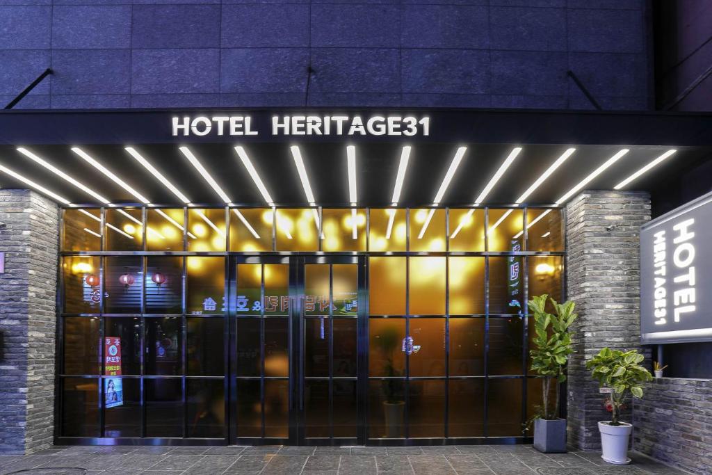 ein Hoteleingang mit einem Schild, auf dem „Hotel“ steht in der Unterkunft Heritage31 Hotel in Seoul