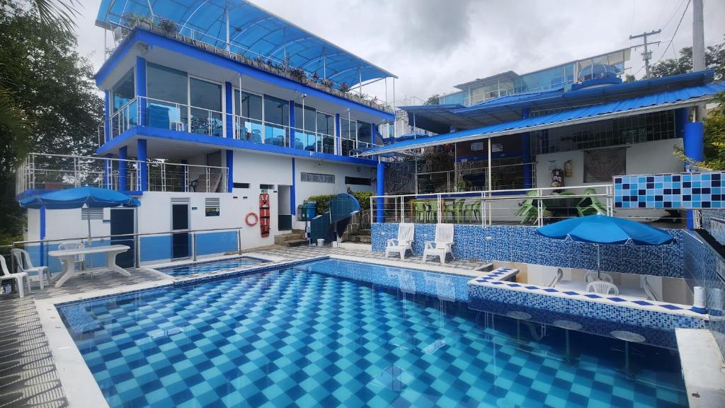une grande piscine en face d'un bâtiment dans l'établissement Hotel spa la buena vida, à Fusagasuga