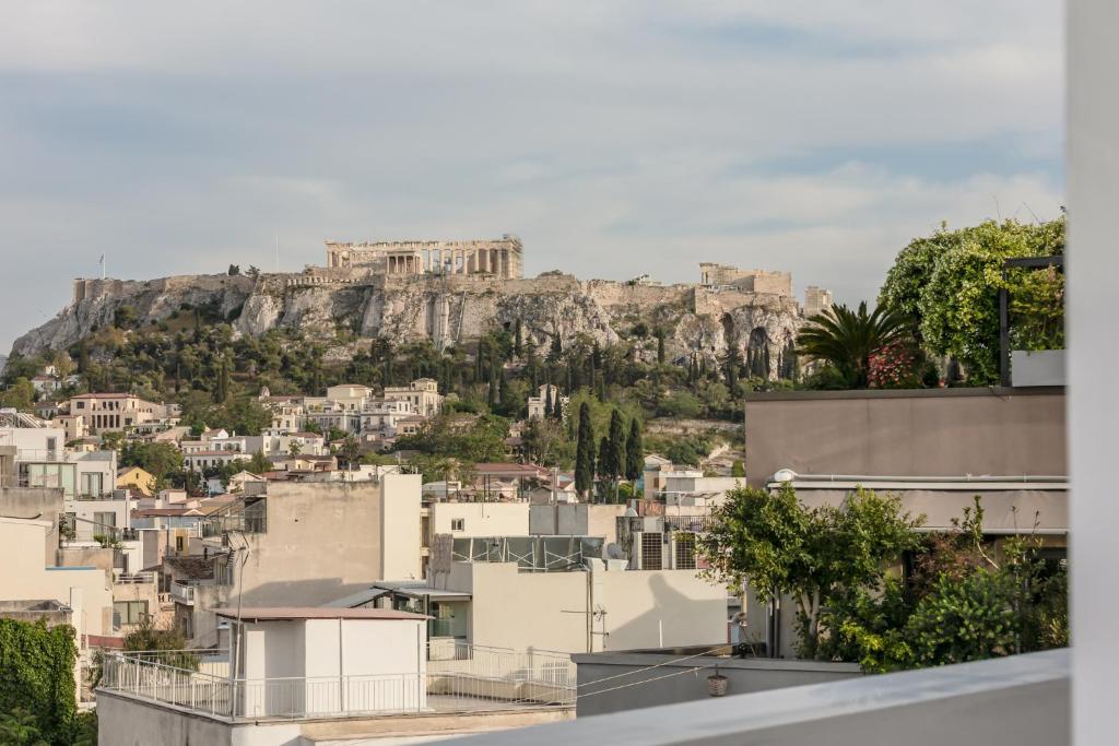 una vista de la acrópolis desde la ciudad de Atenas en City Life Athens Apartments, en Atenas