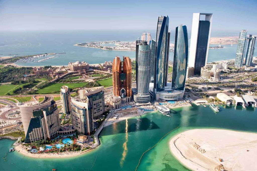 eine Luftansicht einer Stadt mit hohen Gebäuden in der Unterkunft Paradiso Backpackers Nest 1 in Abu Dhabi