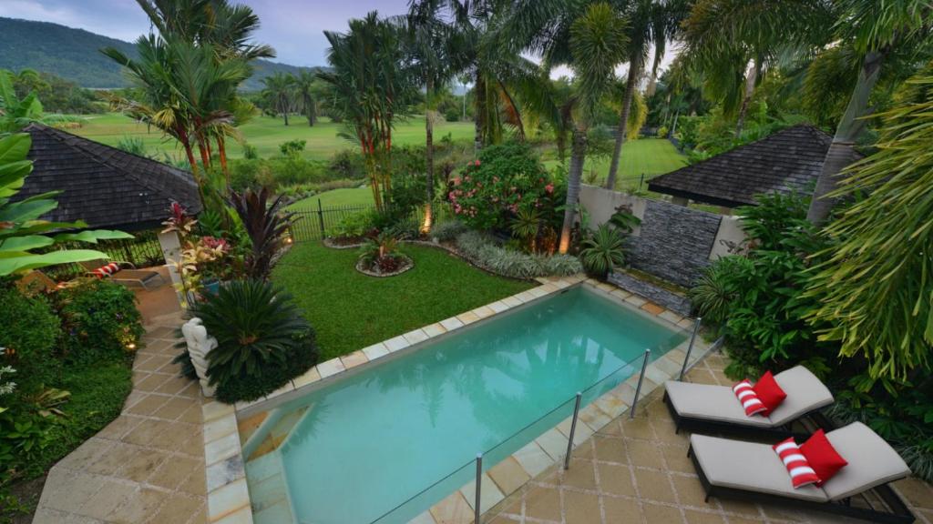 una vista aérea de una piscina en un patio en Sanctuary At Thornton's Port Douglas, en Port Douglas