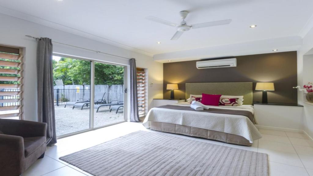 Postel nebo postele na pokoji v ubytování Aqua - Pecten Port Douglas