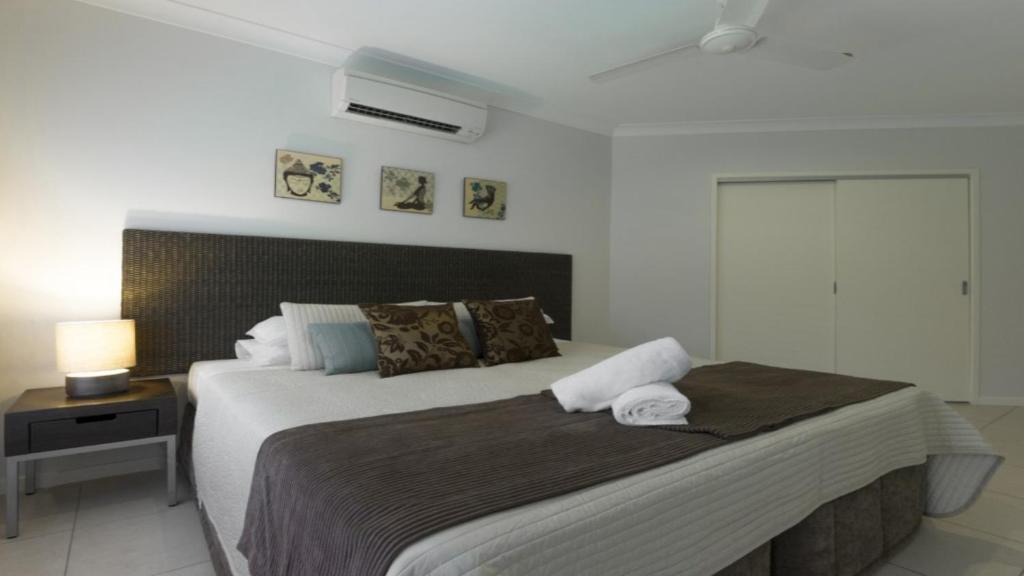 Postel nebo postele na pokoji v ubytování Aqua - Pecten Port Douglas