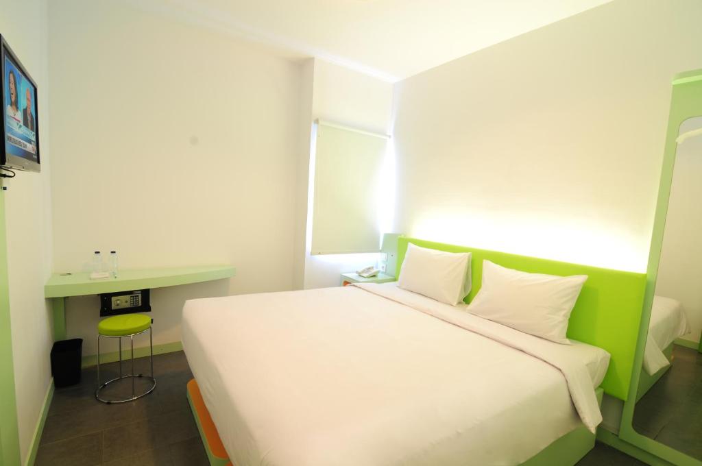 Una cama o camas en una habitación de Swift Inn Aeropolis Airport