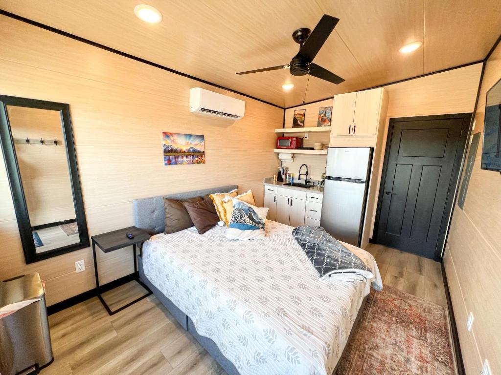 Il comprend une petite chambre avec un lit et une cuisine. dans l'établissement Tiny Home with Spectacular Teton View, à Driggs