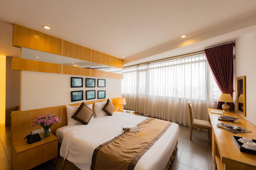 Postel nebo postele na pokoji v ubytování Riverside Hanoi Hotel