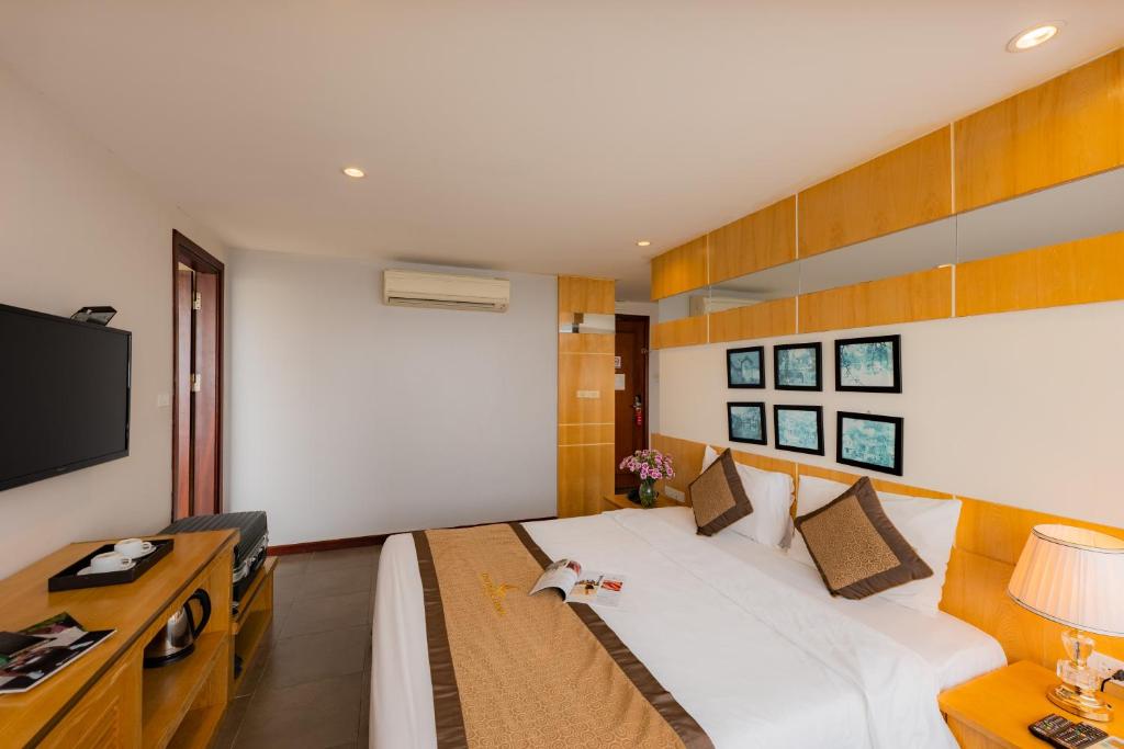 TV a/nebo společenská místnost v ubytování Riverside Hanoi Hotel