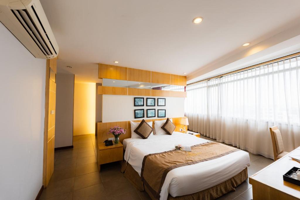 Postel nebo postele na pokoji v ubytování Riverside Hanoi Hotel