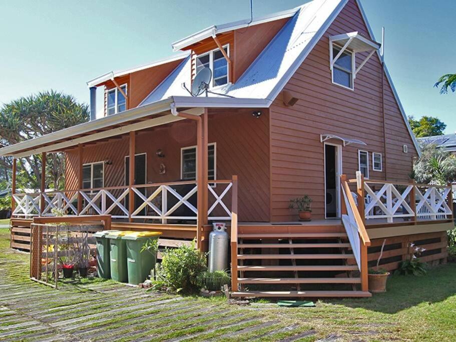 Casa roja grande con porche y terraza en ALOHA AMITY, en Amity Point