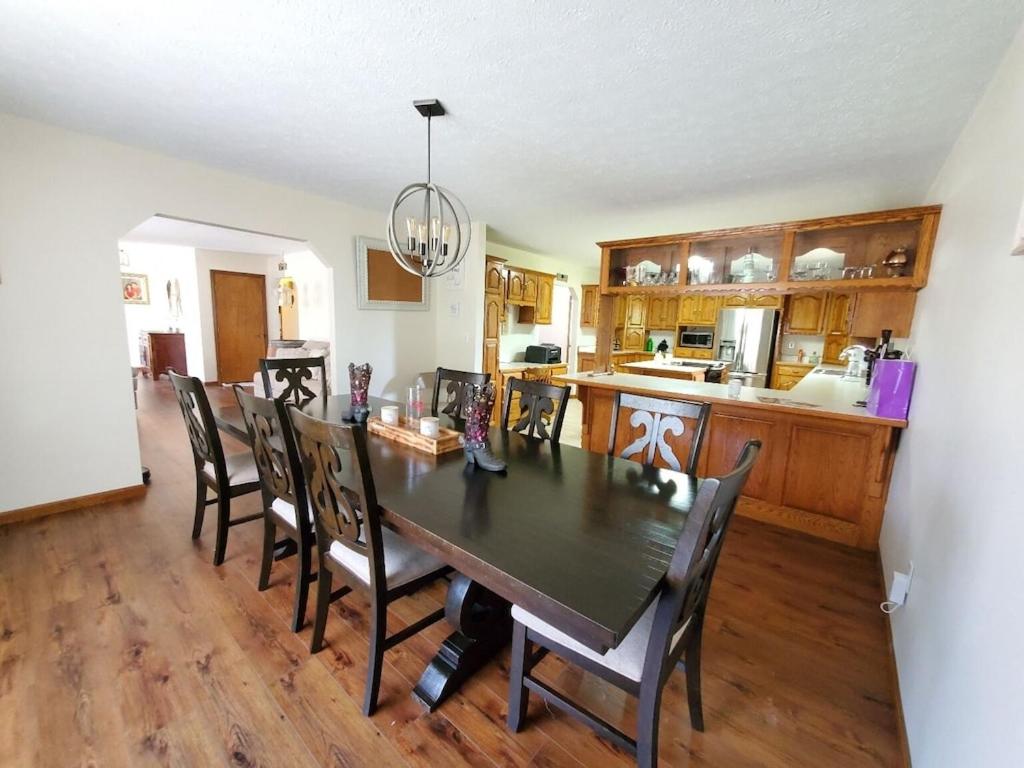 een keuken en eetkamer met een tafel en stoelen bij Heaven's Ridge Vacation Home in Waynesville