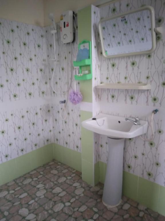 Ένα μπάνιο στο บ้านอังกาบ Aungkab homestay