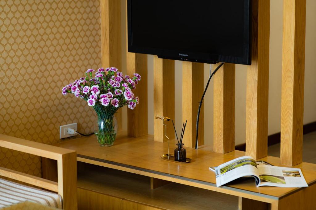TV a/nebo společenská místnost v ubytování Riverside Hanoi Hotel