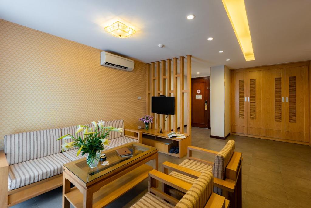TV a/nebo společenská místnost v ubytování Riverside Hanoi Hotel
