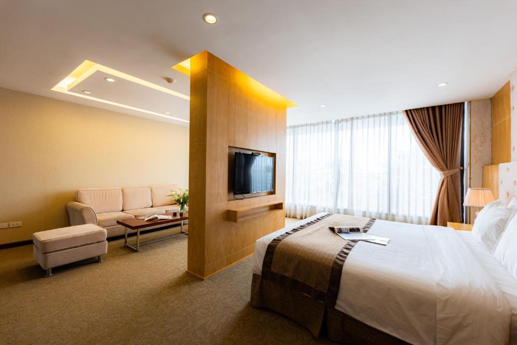 Postel nebo postele na pokoji v ubytování Riverside Hanoi Hotel