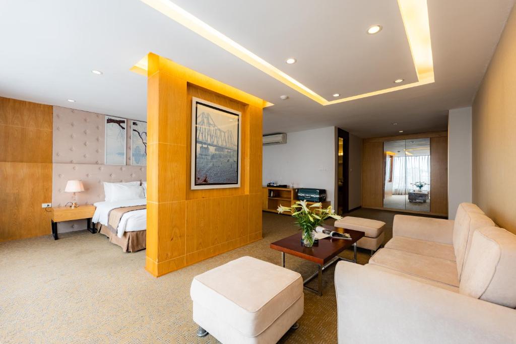 Postel nebo postele na pokoji v ubytování Riverside Hanoi Hotel